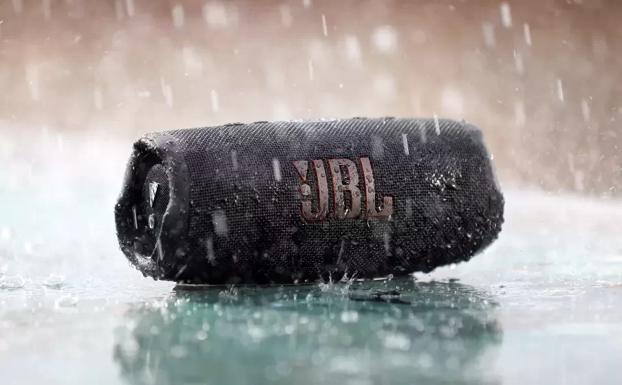 JBL Charge 5 - exposé sous la pluie